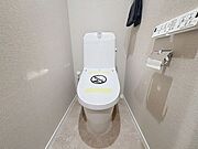 「ウォシュレット機能付き」優れた節水効果や汚れが付きにくい便座など、ほしかった機能が揃ったウォシュレット一体型トイレです。収納に便利な吊戸棚を備え付けています。