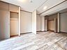子供部屋：「収納付き居室」各居室にはクローゼットを完備し、家具の配置にも困らない設計がされており、採光と室内のバランスが絶妙です。