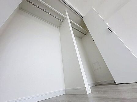 「収納」居室にはクローゼットを完備し、自由度の高い家具の配置が叶うシンプルな空間です。