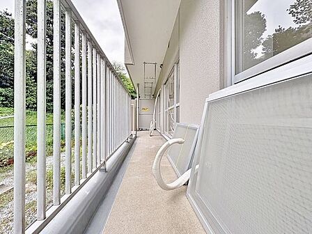 「バルコニー」都市型生活をより快適にコーディネートするかのように、周りの情景とマッチしたバルコニー。住まうご家族の心地よさを最優先したバルコニーでは様々な時間を楽しめます。