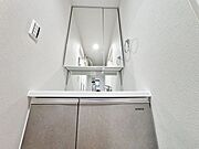 「洗面台」大きな鏡で朝の準備もばっちり。収納も多く、洗剤など日用品の保管にも便利です。