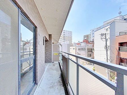 「バルコニー」大きな空に囲まれた気持ちのいい住まい。バルコニーを覗くだけで圧倒的な開放感に包まれます。