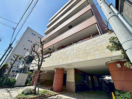 「美しいフォルム」周囲の景観に調和する地上★階建の美しい外観。やさしいアースカラーの外壁が、おだやかな佇まいに明るい開放感を与えます。