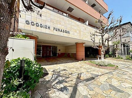 「エントランス入口」植栽もお手入れがしっかりとされており、美しい外観のポイントになっています。