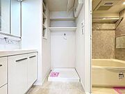 「清潔な印象の洗面室」明るく清潔感のある色調で纏められた洗面室は、機能性に富んだ三面鏡と使い勝手の良い収納を完備した洗面台を設置。洗濯機置場も完備し、大変充実しております。