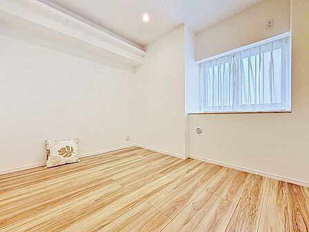 「明るい居室」主寝室は十分な広さに加えて、快適に目覚められるよう、大きな採光窓を設けました。