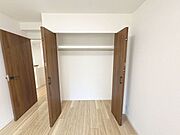 「収納」居室にはクローゼットを完備し、自由度の高い家具の配置が叶うシンプルな空間です。お子様の成長と必要になる子供部屋を与えるにはぴったりの間取りですね。