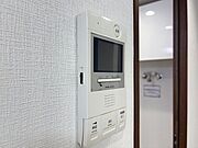 「見える安心・TVモニター付きインターホン」誰が来てもわかる様にモニター付きインターホンを設置。家事導線を考慮した個所に設置し、防犯性と利便性に優れ快適と安らぎを合わせた優しい設計。