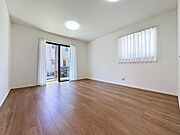 「南向き。陽当り良好。」大きな窓辺からの日差しが暖かい室内は、自然と住まう人の気分も明るくなり、リビングでの素敵なワンシーンが演出されます。