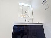 「洗面台」シンプルだからこそ使いやすい。スタンダードなデザインの洗面ボウルは清潔感あるオフホワイトです。