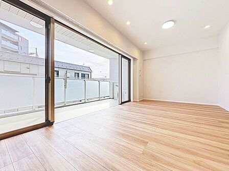 「穏やかな時が流れる癒しの空間」穏やかな光が明るくリビングルームを包みます。心地よい空間が、ご家族のかけがえのない時間に優しく寄り添います。