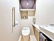 「温水洗浄便座付きトイレ」トイレは快適な温水洗浄便座付です。清潔感のあるホワイトで統一しました。いつも清潔な空間であって頂けるよう配慮された造りです。