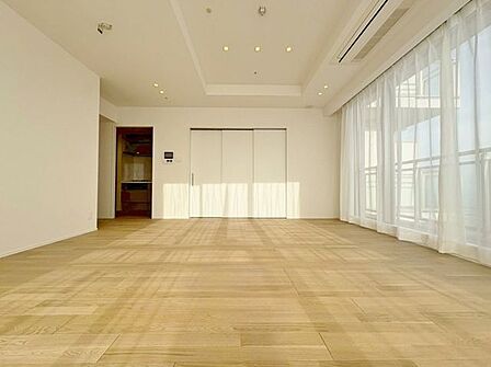「快適なスペース」清潔感あるホワイトの壁紙クロスと温もり溢れる明るい印象の床材が見事に調和した住まい。毎日の生活を少しでも快適に過ごして頂ける様、飽きの来ない雰囲気が大切です。