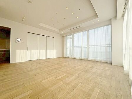 「居心地の良いリビング」溢れる開放感を手中に収めることができるゆとりあるリビングダイニングです。心地よい光と風を運んでくれる、おだやかな空気に纏われた住まいです。