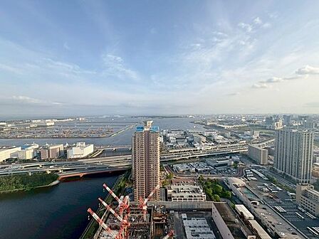 「46階の眺望」頬をなでる優しい風を感じることが出来るバルコニー。つい深呼吸をしたくなる気持ちの良い眺望はこのお部屋の自慢です。もちろんお洗濯物を干すスペースとしても十分な広さがあります。