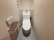 「温水洗浄便座付きトイレ」トイレは快適な温水洗浄便座付です。清潔感のあるホワイトで統一しました。いつも清潔な空間であって頂けるよう配慮された造りです。