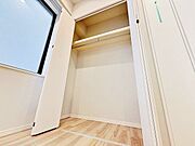 「各洋室に収納スペースを確保」収納の多さも魅力です！居住スペースを充分に確保することができる為、ゆとりある室内で、ゆっくりとご寛ぎいただけます。