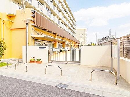 足立区立興本保育園 徒歩5分。興本保育園 350m
