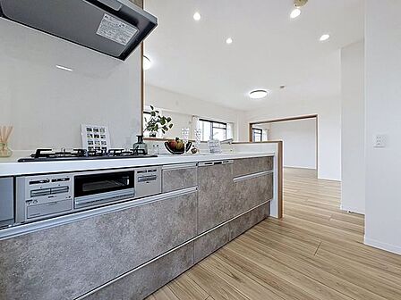 「リフォーム済・キッチン」料理効率を上げる3口コンロ、浄水器、奥まで使い易い収納を完備したシステムキッチンにリフォーム済みです。