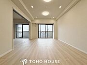 「南向き。陽当り良好。」大きな窓辺からの日差しが暖かい室内は、自然と住まう人の気分も明るくなり、リビングでの素敵なワンシーンが演出されます。
