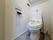 「温水洗浄便座付きトイレ」トイレは快適な温水洗浄便座付です。清潔感のあるホワイトで統一しました。いつも清潔な空間であって頂けるよう配慮された造りです。