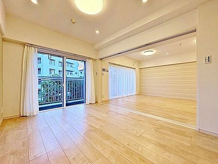 「2WAY利用ができるリビング隣接の洋室」スライドドアを開け放し大型リビングとしてもお使いいただけます。家族の成長、ライフスタイルにあわせてフレキシブルに・・・。