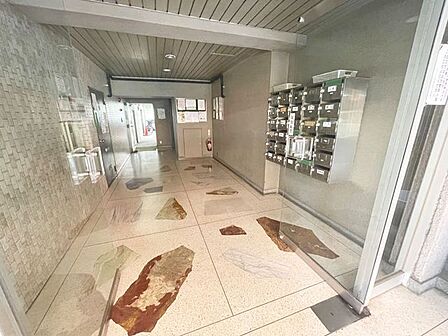 「エントランス」マンションのエントランスなど共有部分は、清掃が行き届いており、キレイな状態です。管理体制がしっかりしているからこそ。
