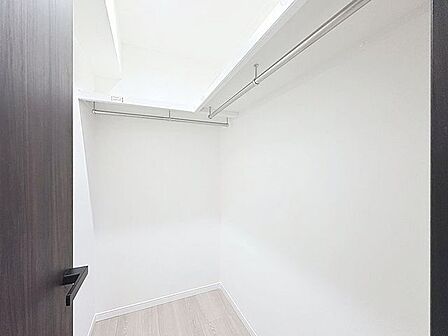 「ウォークインクローゼット」季節物の衣類もスッキリ収納できるウォークインクロゼットのある住まいで収納上手な生活を。