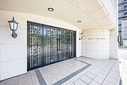 「エントランス入口」気品を感じることのできるエントランス部分。様々な居住者様への配慮がなされているので、安心して快適にお使いいただけます。