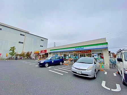 ファミリーマート南篠崎町四丁目店 600m