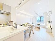「のんびり過ごせるLDK」朝は爽やかな日差しを浴びながら、家族みんなでおいしい朝食。昼下がりには読書やお昼寝でもしながらのんびりと過ごすひと時。家族が集まる空間を、一番明るい空間に。