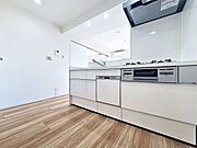 「リフォーム済・キッチン」料理効率を上げる3口コンロ、浄水器、奥まで使い易い収納を完備したシステムキッチンにリフォーム済みです。