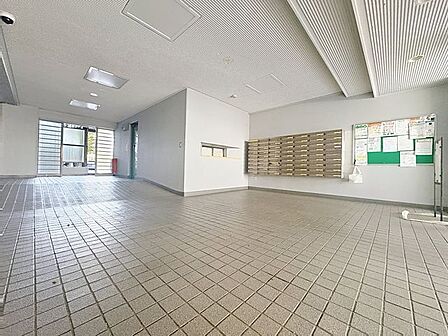 「エントランス」マンションのエントランスなど共有部分は、清掃が行き届いており、キレイな状態です。管理体制がしっかりしているからこそ。