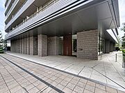 「エントランス入口」植栽もお手入れがしっかりとされており、美しい外観のポイントになっています。
