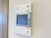 「見える安心・TVモニター付きインターホン」誰が来てもわかる様にモニター付きインターホンを設置。家事導線を考慮した個所に設置し、防犯性と利便性に優れ快適と安らぎを合わせた優しい設計。