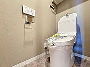 「温水洗浄便座付きトイレ」トイレは快適な温水洗浄便座付です。清潔感のあるホワイトで統一しました。いつも清潔な空間であって頂けるよう配慮された造りです。