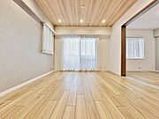 「ダウンライトが照らす空間」天井に埋込式のダウンライトは、主張し過ぎることなく室内を広く感じさせ、オシャレな空間を演出します。埃がたまらずお掃除も楽です。