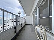 「バルコニー」都市型生活をより快適にコーディネートするかのように、周りの情景とマッチしたバルコニー。住まうご家族の心地よさを最優先したバルコニーでは様々な時間を楽しめます。