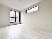 「バルコニーに面した居室」主寝室は十分な広さに加えて、快適に目覚められるよう、大きな採光窓を設けました。