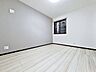 子供部屋：「アクセントクロスを採用した内装」柔らかな木目がナチュラルで落ち着きのある空間を演出！