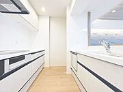 「収納豊富なキッチンスペース」収納が多いので調理器具等すっきりと片付けられ、ゆとりある空間で作業ができます。お料理の腕も日に日に上がりそうな気がしてきます。