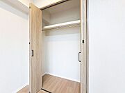 「収納」居室にはクローゼットを完備し、自由度の高い家具の配置が叶うシンプルな空間です。お子様の成長と必要になる子供部屋を与えるにはぴったりの間取りですね。