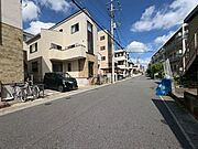 「前面道路含む外観」