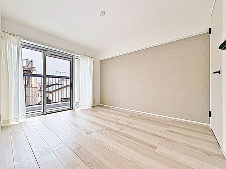 「バルコニーに面した居室」主寝室は十分な広さに加えて、快適に目覚められるよう、大きな採光窓を設けました。