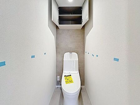 「温水洗浄便座付きトイレ」トイレは快適な温水洗浄便座付です。清潔感のあるホワイトで統一しました。いつも清潔な空間であって頂けるよう配慮された造りです。
