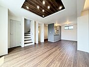 「リビングダイニング」柔らかな色合いが優しい雰囲気のお部屋は、格別の居心地の良さを感じて頂けます。採光窓から零れる陽光に癒されてください。