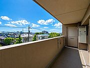 「バルコニー」日当たりが良いので晴れた日はバルコニーからの眺望良好です。