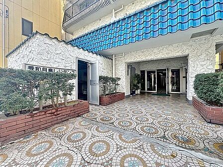 「エントランス入口」気品を感じることのできるエントランス部分。手すり付き階段など、様々な居住者様への配慮がなされているので、安心して快適にお使いいただけます。