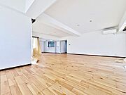「角部屋ならではの心地の良いリビング」1日を通してお部屋全体が明るく風通しにも優れた解放感もある心地良い快適なリビングです。