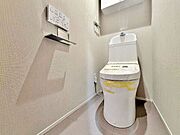 「温水洗浄便座付きトイレ」トイレは快適な温水洗浄便座付です。清潔感のあるホワイトで統一しました。いつも清潔な空間であって頂けるよう配慮された造りです。
